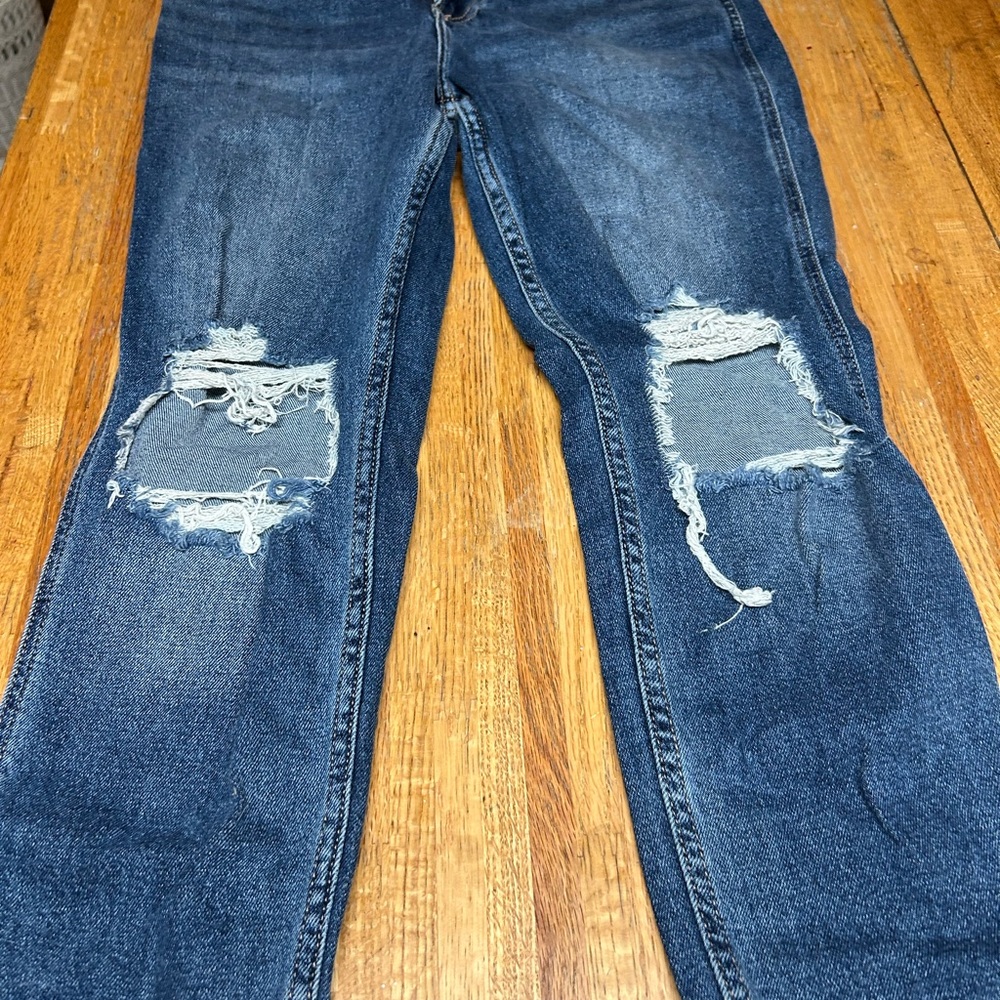 Worn once, possibly none. My daughter can’t remember. Excellent condition.